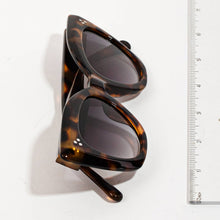 Load image into Gallery viewer, Vintage Cat Eye Sunglasses