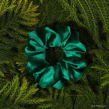 Load image into Gallery viewer, elf x kitsch Scrunchies 2pc - White &amp; Green
